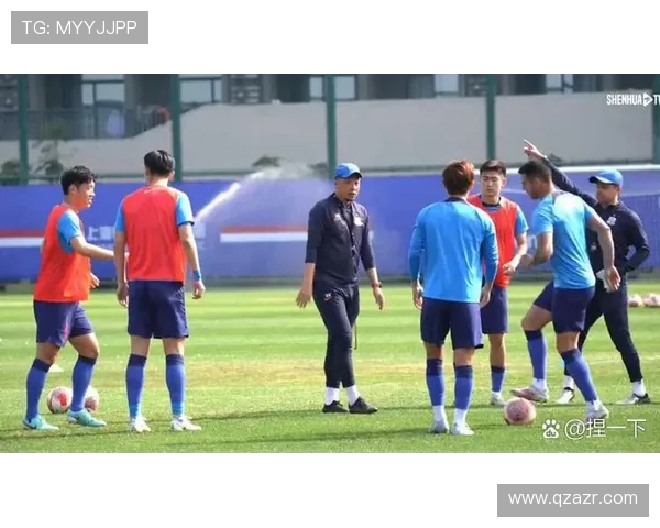 上海海港与上海申花激战正酣 双方为荣誉与胜利拼搏全力以赴